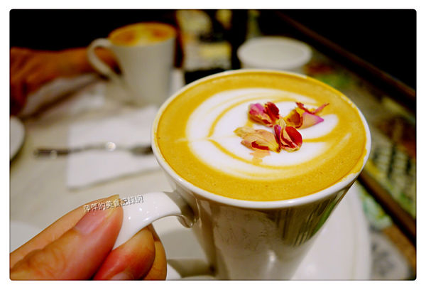 Agnes b Cafe ~ 季節限定草莓卡士達酥派+玫瑰拿鐵 - 捷運101/世貿站