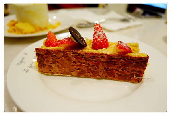 Agnes b Cafe ~ 季節限定草莓卡士達酥派+玫瑰拿鐵 - 捷運101/世貿站