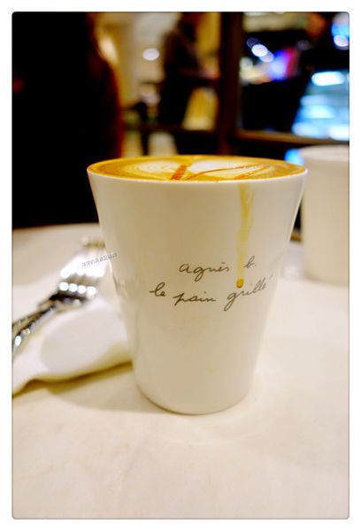 Agnes b Cafe ~ 季節限定草莓卡士達酥派+玫瑰拿鐵 - 捷運101/世貿站