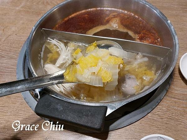 酸白菜鍋底 大戈壁蒙古烤肉 台北蒙古烤肉加火鍋吃到飽 飲料吧珍珠奶茶 台北吃到飽推薦 捷運松江南京站 鴛鴦鍋