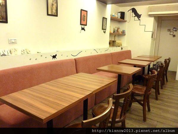 貓咪8-店內桌椅.JPG