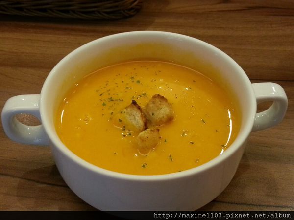 CYMERA_20140525_122933.jpg CYMERA_20140525_122933.jpg