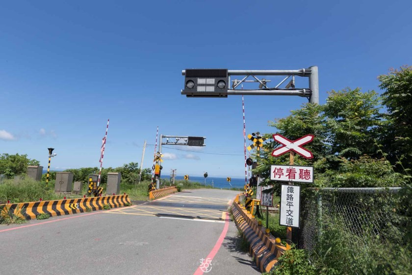 [IG打卡]台東鐵道主題一日遊；多良車站、太麻里車站、櫻木花道平交道、波浪屋等景點搭火車拍照、賞海天一色的美景 - 老莫 Say台南