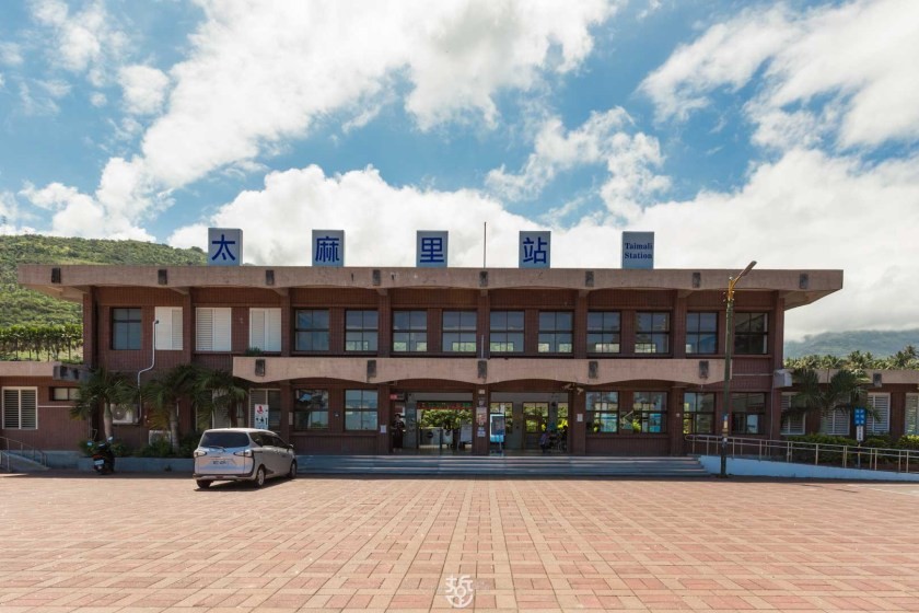 [IG打卡]台東鐵道主題一日遊；多良車站、太麻里車站、櫻木花道平交道、波浪屋等景點搭火車拍照、賞海天一色的美景 - 老莫 Say台南