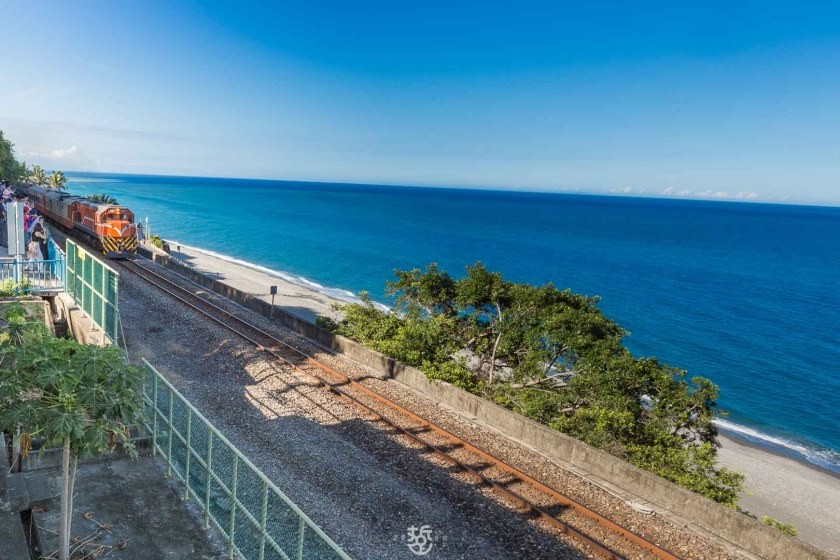 [IG打卡]台東鐵道主題一日遊；多良車站、太麻里車站、櫻木花道平交道、波浪屋等景點搭火車拍照、賞海天一色的美景 - 老莫 Say台南