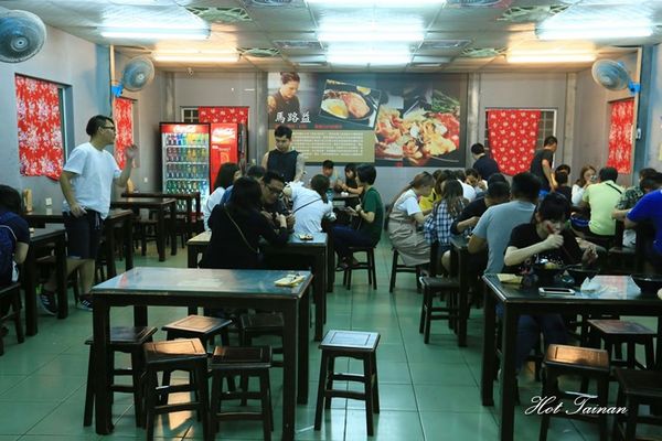 馬路益燒肉飯：【澎湖美食】藏在巷子裡的馬路益燒肉飯，花枝排更是讓人為之驚艷~