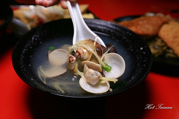 馬路益燒肉飯：【澎湖美食】藏在巷子裡的馬路益燒肉飯，花枝排更是讓人為之驚艷~