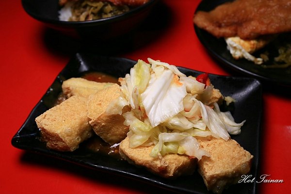 馬路益燒肉飯：【澎湖美食】藏在巷子裡的馬路益燒肉飯，花枝排更是讓人為之驚艷~