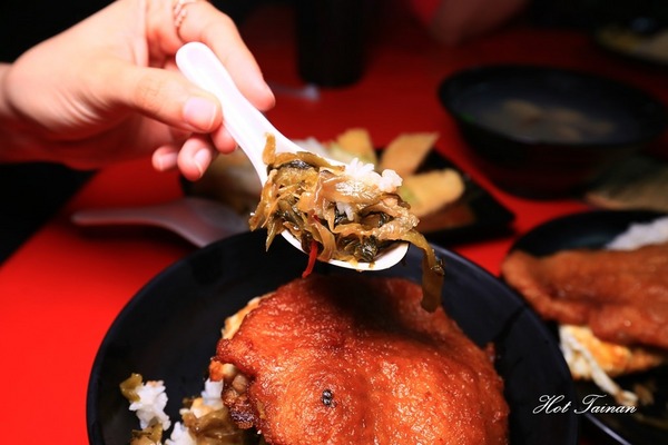 馬路益燒肉飯：【澎湖美食】藏在巷子裡的馬路益燒肉飯，花枝排更是讓人為之驚艷~
