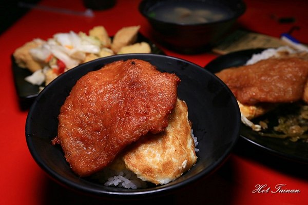 馬路益燒肉飯：【澎湖美食】藏在巷子裡的馬路益燒肉飯，花枝排更是讓人為之驚艷~