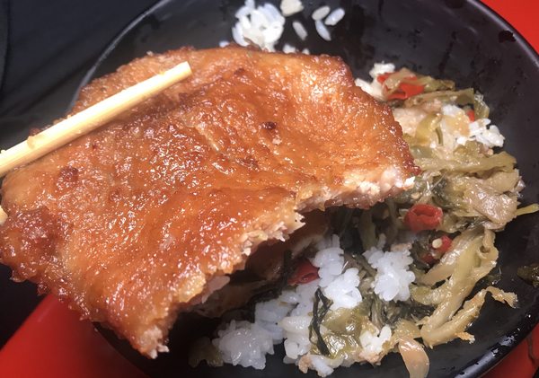 馬路益燒肉飯：【澎湖美食】藏在巷子裡的馬路益燒肉飯，花枝排更是讓人為之驚艷~