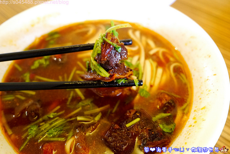 【屏東▍親子餐廳】台灣牛四學士姊妹牛肉麵♥來墾丁都會經過,肚子餓不訪來一碗牛肉麵吧!!