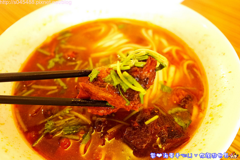 【屏東▍親子餐廳】台灣牛四學士姊妹牛肉麵♥來墾丁都會經過,肚子餓不訪來一碗牛肉麵吧!!