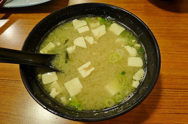 鮨壽司大眾食堂：三重-瞬間擄獲芳心的毛毛蟲壽司~鮨壽司