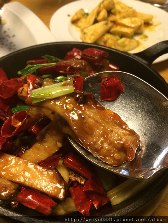 超開胃！東區Bistro 98辣味美食、捷運忠孝復興人氣料理－《開飯川食堂》