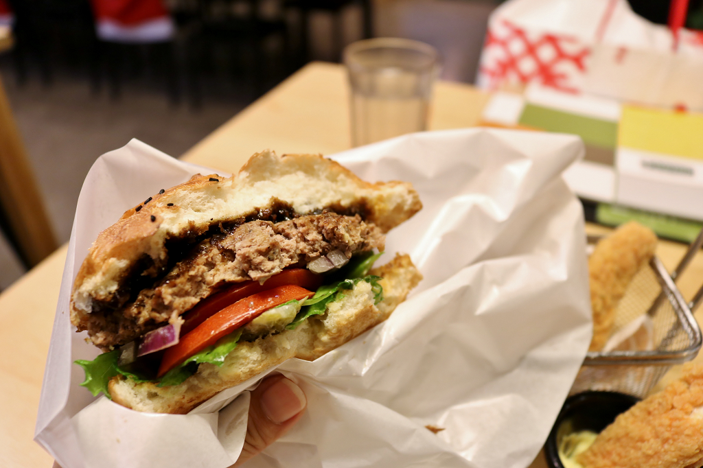 台北｜費尼餐廳歡樂會Fanier(瑞光門市) 內湖美式餐廳．內科美食．牛肉漢堡推薦 - 奇奇一起玩樂趣