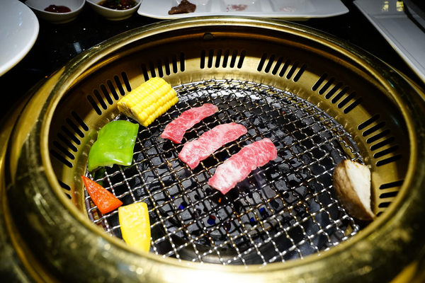 塩選輕塩風燒肉(公益店)：塩選輕塩風燒肉-公益店-禪境中優雅享受燒肉的極緻精神