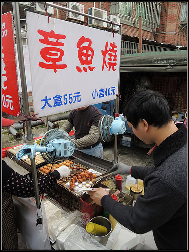 【新北食記】林口‧排隊小吃-來來潤餅&極上品章魚燒(林口夜市前)