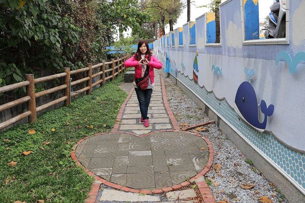 雙心池塘:【彰化景點】遇見希臘風~和平社區大村雙心池塘,增添新花樣的藍白色地中海裝置藝術,繞過結婚愛心拱門,戴上水藍色鑽戒,在幸福的國度裡欣喜若狂/結婚愛心拱門/藍白地中海的馬賽克拼貼城牆/水藍色鑽戒/觀賞蓮花池/雙心印記