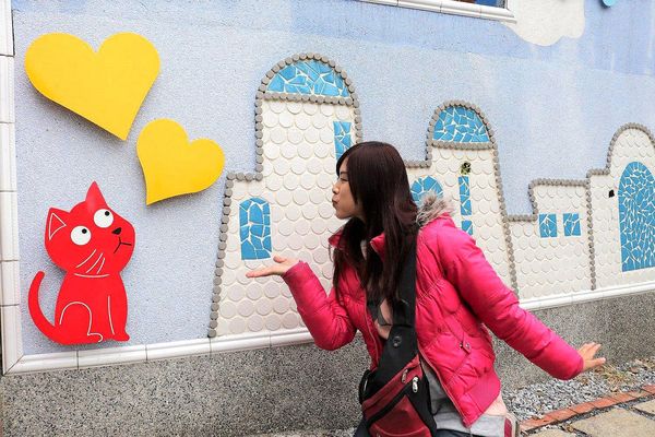 雙心池塘:【彰化景點】遇見希臘風~和平社區大村雙心池塘,增添新花樣的藍白色地中海裝置藝術,繞過結婚愛心拱門,戴上水藍色鑽戒,在幸福的國度裡欣喜若狂/結婚愛心拱門/藍白地中海的馬賽克拼貼城牆/水藍色鑽戒/觀賞蓮花池/雙心印記