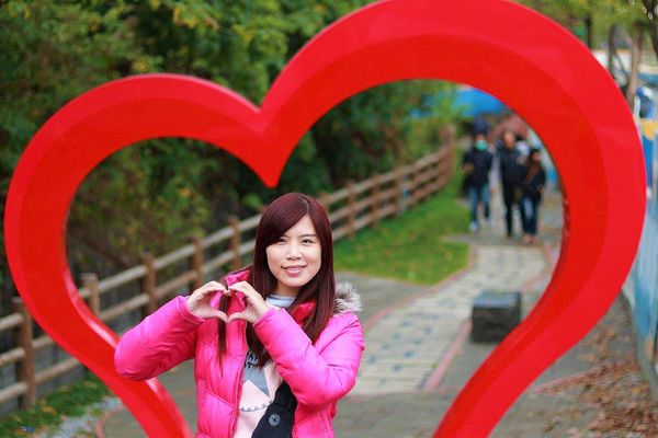 雙心池塘:【彰化景點】遇見希臘風~和平社區大村雙心池塘,增添新花樣的藍白色地中海裝置藝術,繞過結婚愛心拱門,戴上水藍色鑽戒,在幸福的國度裡欣喜若狂/結婚愛心拱門/藍白地中海的馬賽克拼貼城牆/水藍色鑽戒/觀賞蓮花池/雙心印記