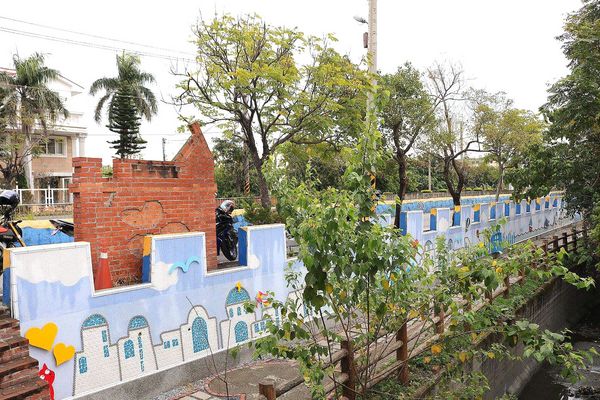 雙心池塘:【彰化景點】遇見希臘風~和平社區大村雙心池塘,增添新花樣的藍白色地中海裝置藝術,繞過結婚愛心拱門,戴上水藍色鑽戒,在幸福的國度裡欣喜若狂/結婚愛心拱門/藍白地中海的馬賽克拼貼城牆/水藍色鑽戒/觀賞蓮花池/雙心印記