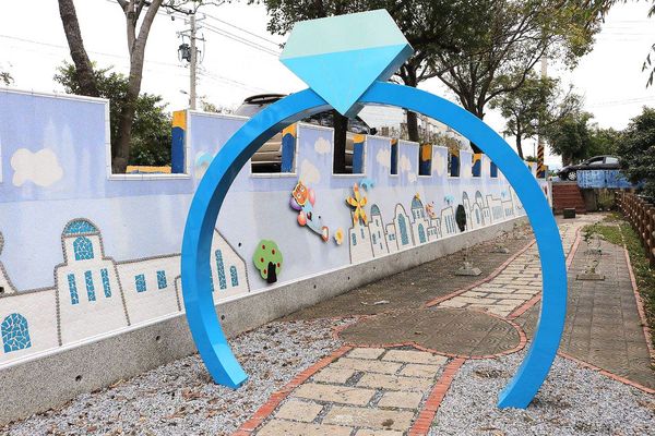 雙心池塘:【彰化景點】遇見希臘風~和平社區大村雙心池塘,增添新花樣的藍白色地中海裝置藝術,繞過結婚愛心拱門,戴上水藍色鑽戒,在幸福的國度裡欣喜若狂/結婚愛心拱門/藍白地中海的馬賽克拼貼城牆/水藍色鑽戒/觀賞蓮花池/雙心印記