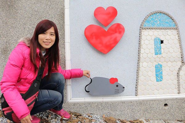 雙心池塘:【彰化景點】遇見希臘風~和平社區大村雙心池塘,增添新花樣的藍白色地中海裝置藝術,繞過結婚愛心拱門,戴上水藍色鑽戒,在幸福的國度裡欣喜若狂/結婚愛心拱門/藍白地中海的馬賽克拼貼城牆/水藍色鑽戒/觀賞蓮花池/雙心印記