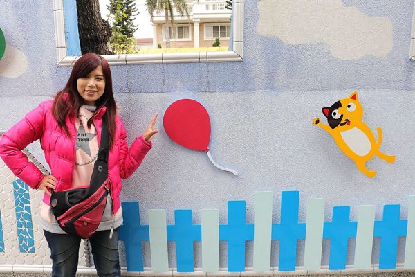 雙心池塘:【彰化景點】遇見希臘風~和平社區大村雙心池塘,增添新花樣的藍白色地中海裝置藝術,繞過結婚愛心拱門,戴上水藍色鑽戒,在幸福的國度裡欣喜若狂/結婚愛心拱門/藍白地中海的馬賽克拼貼城牆/水藍色鑽戒/觀賞蓮花池/雙心印記