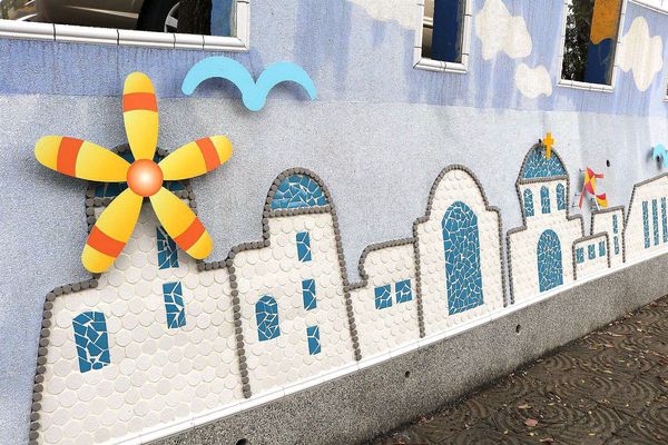 雙心池塘:【彰化景點】遇見希臘風~和平社區大村雙心池塘,增添新花樣的藍白色地中海裝置藝術,繞過結婚愛心拱門,戴上水藍色鑽戒,在幸福的國度裡欣喜若狂/結婚愛心拱門/藍白地中海的馬賽克拼貼城牆/水藍色鑽戒/觀賞蓮花池/雙心印記