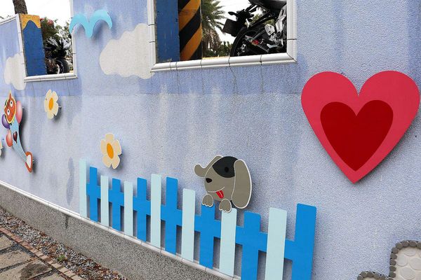 雙心池塘:【彰化景點】遇見希臘風~和平社區大村雙心池塘,增添新花樣的藍白色地中海裝置藝術,繞過結婚愛心拱門,戴上水藍色鑽戒,在幸福的國度裡欣喜若狂/結婚愛心拱門/藍白地中海的馬賽克拼貼城牆/水藍色鑽戒/觀賞蓮花池/雙心印記