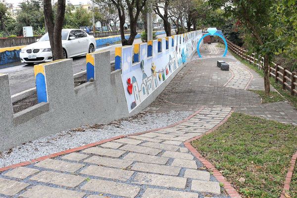 雙心池塘:【彰化景點】遇見希臘風~和平社區大村雙心池塘,增添新花樣的藍白色地中海裝置藝術,繞過結婚愛心拱門,戴上水藍色鑽戒,在幸福的國度裡欣喜若狂/結婚愛心拱門/藍白地中海的馬賽克拼貼城牆/水藍色鑽戒/觀賞蓮花池/雙心印記