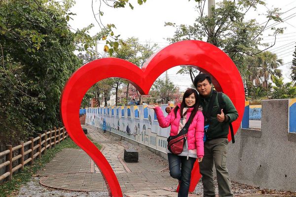 雙心池塘:【彰化景點】遇見希臘風~和平社區大村雙心池塘,增添新花樣的藍白色地中海裝置藝術,繞過結婚愛心拱門,戴上水藍色鑽戒,在幸福的國度裡欣喜若狂/結婚愛心拱門/藍白地中海的馬賽克拼貼城牆/水藍色鑽戒/觀賞蓮花池/雙心印記