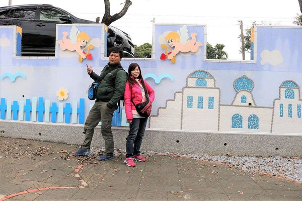 雙心池塘:【彰化景點】遇見希臘風~和平社區大村雙心池塘,增添新花樣的藍白色地中海裝置藝術,繞過結婚愛心拱門,戴上水藍色鑽戒,在幸福的國度裡欣喜若狂/結婚愛心拱門/藍白地中海的馬賽克拼貼城牆/水藍色鑽戒/觀賞蓮花池/雙心印記