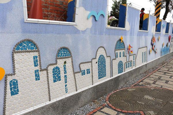 雙心池塘:【彰化景點】遇見希臘風~和平社區大村雙心池塘,增添新花樣的藍白色地中海裝置藝術,繞過結婚愛心拱門,戴上水藍色鑽戒,在幸福的國度裡欣喜若狂/結婚愛心拱門/藍白地中海的馬賽克拼貼城牆/水藍色鑽戒/觀賞蓮花池/雙心印記