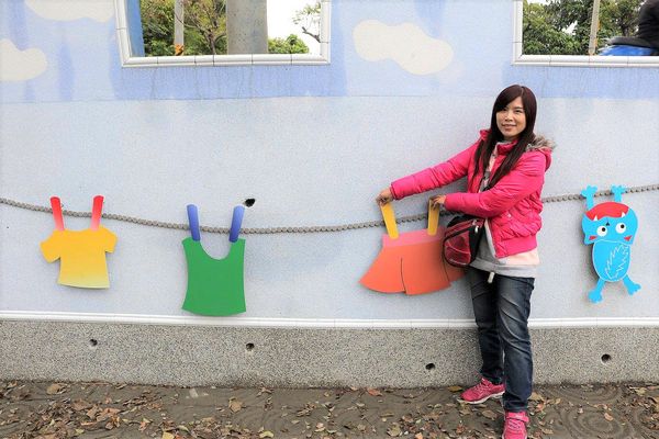 雙心池塘:【彰化景點】遇見希臘風~和平社區大村雙心池塘,增添新花樣的藍白色地中海裝置藝術,繞過結婚愛心拱門,戴上水藍色鑽戒,在幸福的國度裡欣喜若狂/結婚愛心拱門/藍白地中海的馬賽克拼貼城牆/水藍色鑽戒/觀賞蓮花池/雙心印記