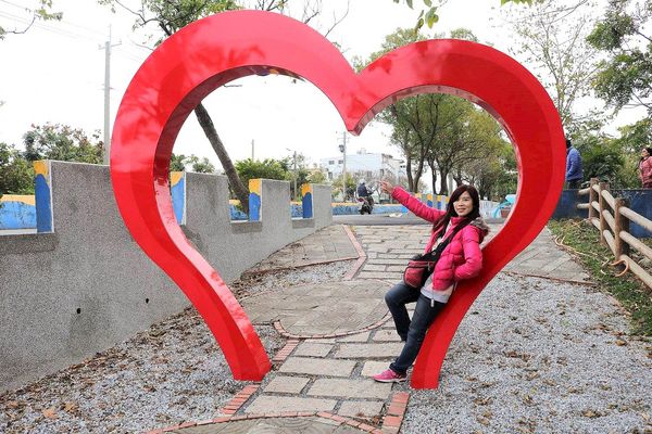 雙心池塘:【彰化景點】遇見希臘風~和平社區大村雙心池塘,增添新花樣的藍白色地中海裝置藝術,繞過結婚愛心拱門,戴上水藍色鑽戒,在幸福的國度裡欣喜若狂/結婚愛心拱門/藍白地中海的馬賽克拼貼城牆/水藍色鑽戒/觀賞蓮花池/雙心印記