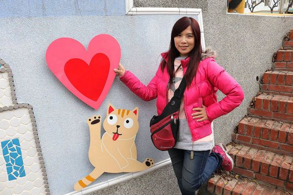 雙心池塘:【彰化景點】遇見希臘風~和平社區大村雙心池塘,增添新花樣的藍白色地中海裝置藝術,繞過結婚愛心拱門,戴上水藍色鑽戒,在幸福的國度裡欣喜若狂/結婚愛心拱門/藍白地中海的馬賽克拼貼城牆/水藍色鑽戒/觀賞蓮花池/雙心印記