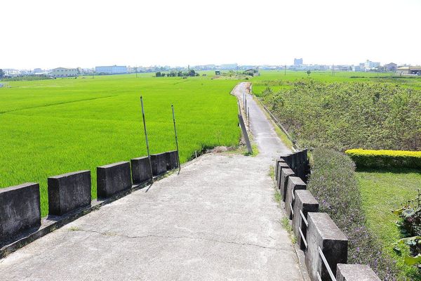雙心池塘:【彰化景點】遇見希臘風~和平社區大村雙心池塘,增添新花樣的藍白色地中海裝置藝術,繞過結婚愛心拱門,戴上水藍色鑽戒,在幸福的國度裡欣喜若狂/結婚愛心拱門/藍白地中海的馬賽克拼貼城牆/水藍色鑽戒/觀賞蓮花池/雙心印記