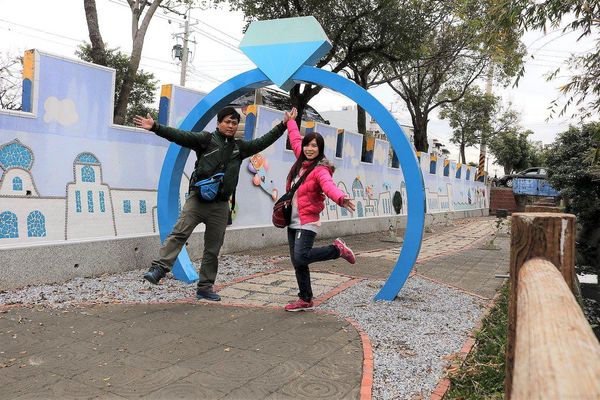 雙心池塘:【彰化景點】遇見希臘風~和平社區大村雙心池塘,增添新花樣的藍白色地中海裝置藝術,繞過結婚愛心拱門,戴上水藍色鑽戒,在幸福的國度裡欣喜若狂/結婚愛心拱門/藍白地中海的馬賽克拼貼城牆/水藍色鑽戒/觀賞蓮花池/雙心印記