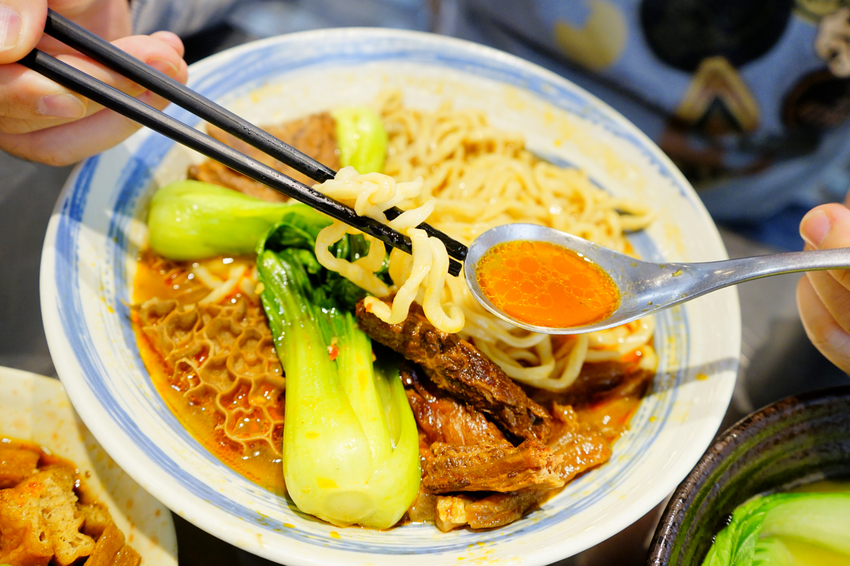 美食｜台北 神仙牛肉麵 美味讓人成仙的川味牛肉麵、清燉牛肉麵 (近南京復興站)