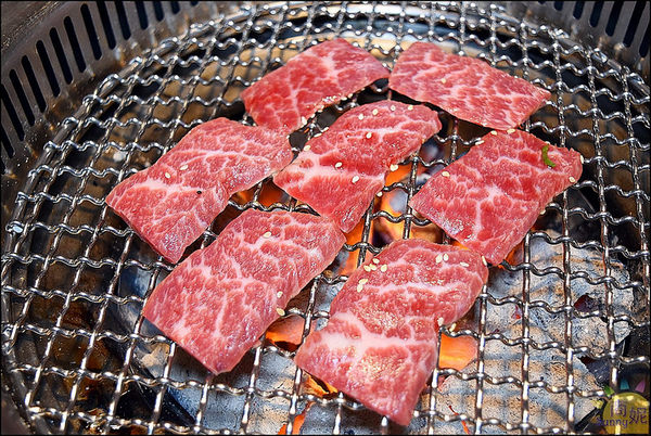 一頭牛日式燒肉.清酒(崇德店)：台中北屯超澎湃和牛燒肉套餐。一頭牛日式燒肉清酒崇德店。就是要大口吃肉才豪邁!@sunny吃喝遊樂