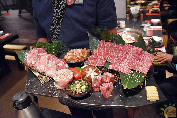 一頭牛日式燒肉.清酒(崇德店)：台中北屯超澎湃和牛燒肉套餐。一頭牛日式燒肉清酒崇德店。就是要大口吃肉才豪邁!@sunny吃喝遊樂