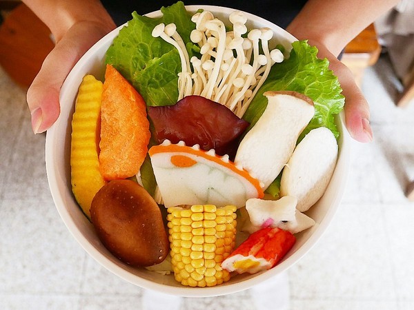 八豆食府壽喜燒專門店(公益店):八豆食府-台中公益路壽喜燒吃到飽 中午用餐是小資族的省錢之道 所有食材認你挑選 就是要飽到走不動才甘心離開