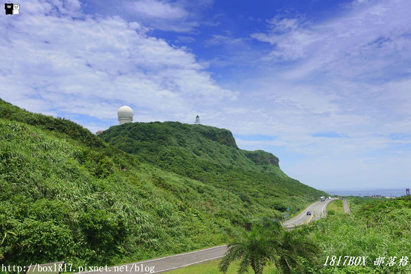 【新北。貢寮】空拍新視野。充滿愛心的四角窟觀景台。極東觀景台。左看極東點三貂角燈塔。右望宜蘭龜山島。波瀾壯闊。海天一色。稀有地質美景