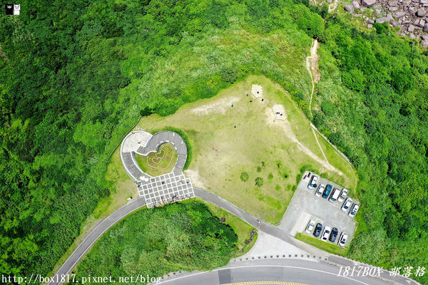 【新北。貢寮】空拍新視野。充滿愛心的四角窟觀景台。極東觀景台。左看極東點三貂角燈塔。右望宜蘭龜山島。波瀾壯闊。海天一色。稀有地質美景