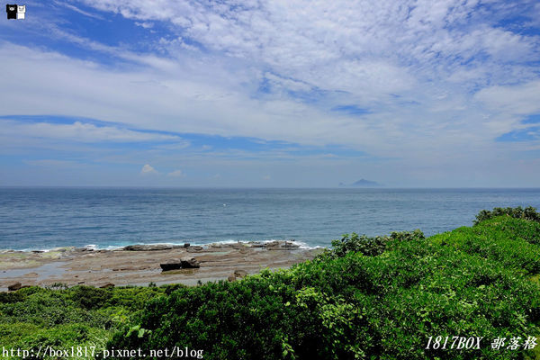 【新北。貢寮】空拍新視野。充滿愛心的四角窟觀景台。極東觀景台。左看極東點三貂角燈塔。右望宜蘭龜山島。波瀾壯闊。海天一色。稀有地質美景