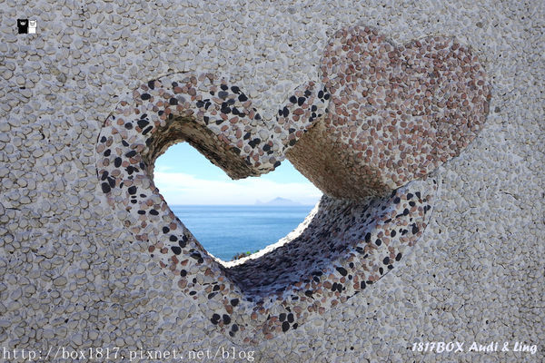 【新北。貢寮】空拍新視野。充滿愛心的四角窟觀景台。極東觀景台。左看極東點三貂角燈塔。右望宜蘭龜山島。波瀾壯闊。海天一色。稀有地質美景