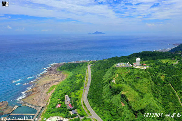 【新北。貢寮】空拍新視野。充滿愛心的四角窟觀景台。極東觀景台。左看極東點三貂角燈塔。右望宜蘭龜山島。波瀾壯闊。海天一色。稀有地質美景
