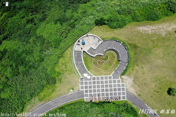 【新北。貢寮】空拍新視野。充滿愛心的四角窟觀景台。極東觀景台。左看極東點三貂角燈塔。右望宜蘭龜山島。波瀾壯闊。海天一色。稀有地質美景